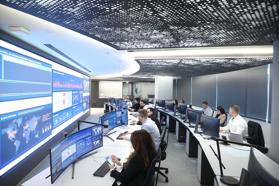 製造部門がサイバーリスクの増大に直面する中で、サイバーセキュリティ専門家の61%がAIの導入を計画