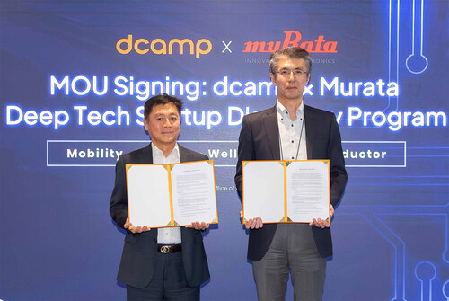 ディーキャンプと韓国村田電子が、韓国のディープテック・スタートアップ発掘プログラム推進のための業務提携（MOU）を締結し、記念撮影を行っている。