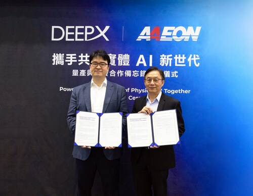 （左より）DEEPX Inc. CEO 金祿元（Lokwon Kim）氏、AAEON Technology CEO ハワード・リン（Howard Lin）氏。2026年6月2日、COMPUTEX TAIPEI 2026（台北南港展覧館）にて量産協力MOU署名式。