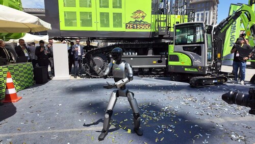 Zoomlion's Humanoid Robot Z01 performed a Tai Chi routine, drawing large crowds and extensive visitor engagement at KOMATEK 2026 in Istanbul. (PRNewsfoto/Zoomlion)